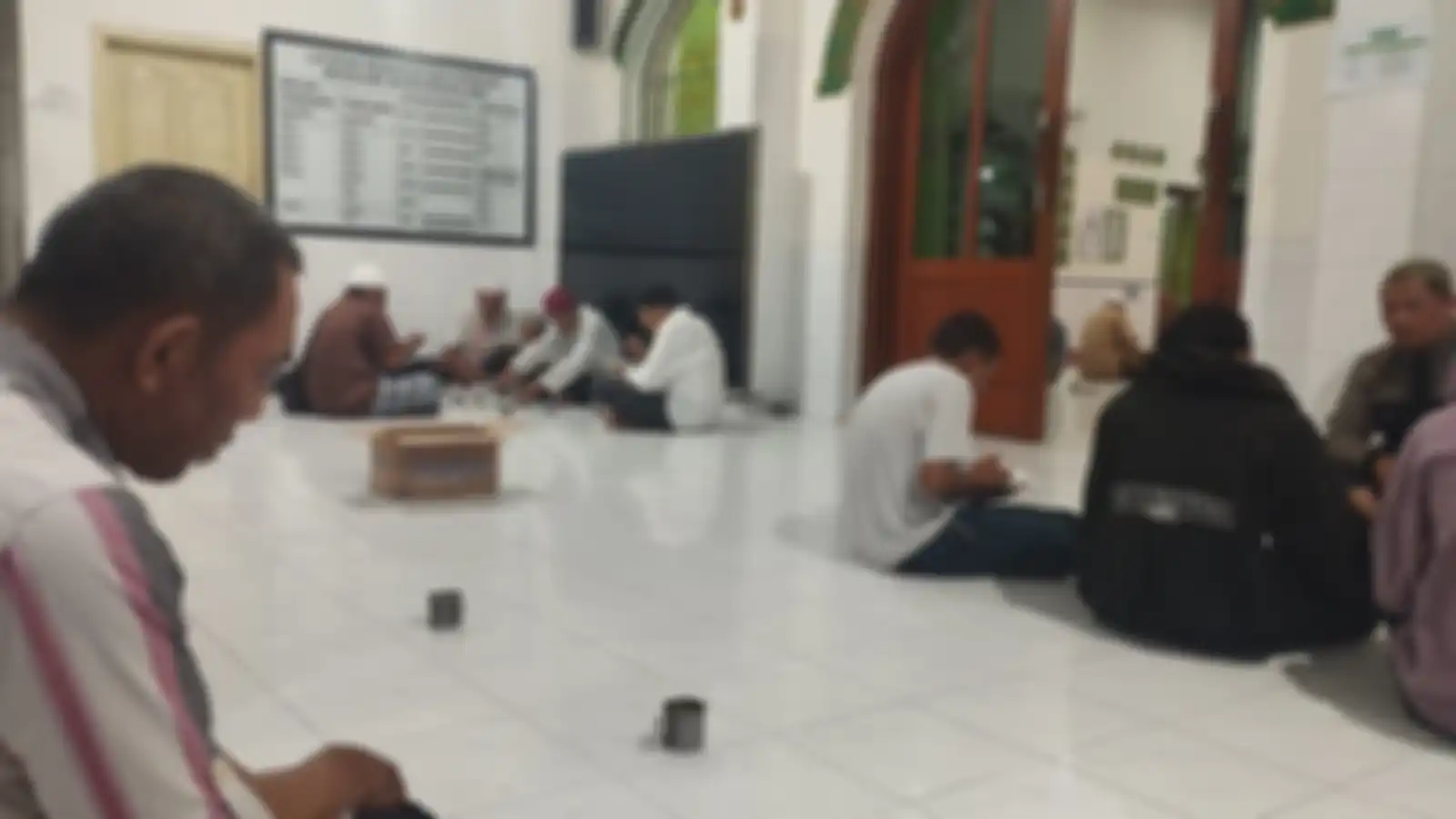 Setiap harinya, ada sekitar 200 piring bubur samin banjar khusus untuk menu takjil. Ribuan piring lainnya dibagikan kepada masyarakat sekitar (Habib Asyhad/Intisari)