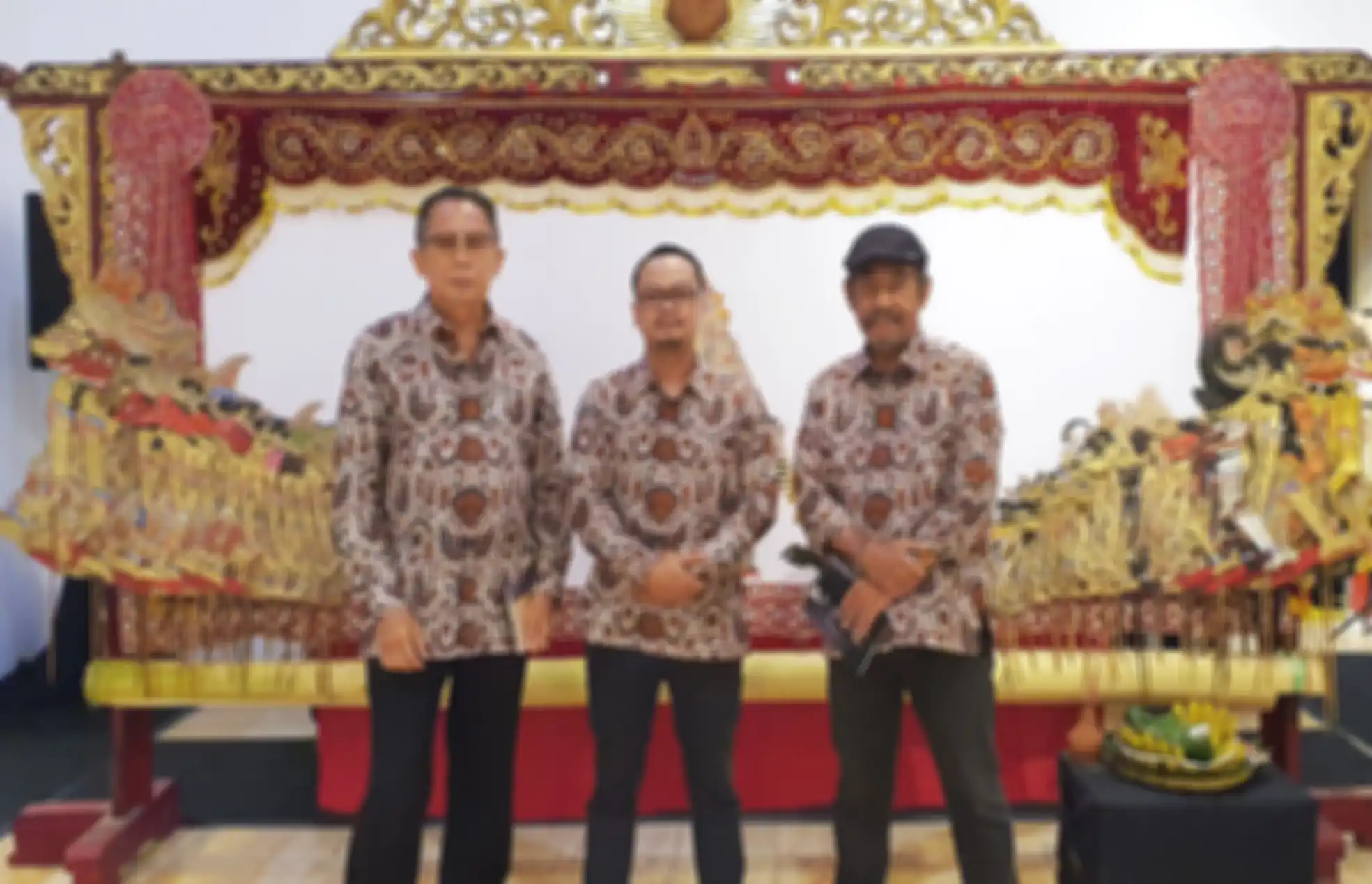 Tiga fotografer yang memamerkan fotografi wayang dala Rumaket di Museum Sonobudoyo, Yogyakarta, 25-27 September 2021. Mereka dari kiri ke kanan: Johnny Hendarta, Fauzie Helmy, dan Risman Marah.