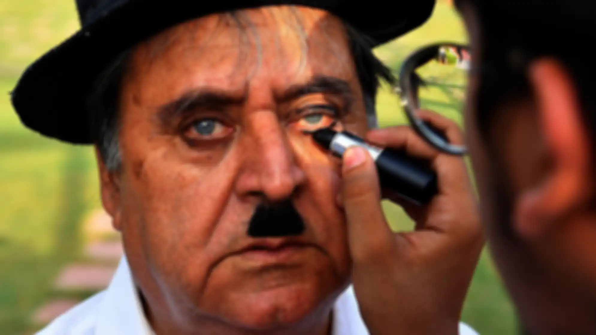 Seorang pria merias dirinya agar nampak seperti Chaplin