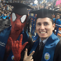 Pria Pakai Baju Spiderman dan Sempat Dicemooh saat Wisuda, Namun Siapa Sangka Ada Kisah Romantis Dibaliknya