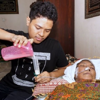 Cerita Khairul: Terpaksa Berhenti Kuliah untuk Rawat Ibunya yang Terkena Kanker Payudara Stadium 4