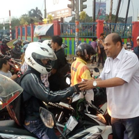 Indahnya Toleransi, saat Umat Kristiani di Depok Bagi-bagi Takjil Gratis di Bawah Hujan Rintik
