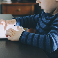 Waspada Ketika Anak Tak Bisa Lepas dari Gadget! Ini Sederet Tanda-tanda Anak Sudah Kecanduan Pornografi 