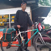 Usianya Sudah 94 Tahun, Begini Kisah Abah Landoeng, Inspirasi Lagu 'Oemar Bakri'nya Iwan Fals, Hingga Kini Masih Bersepeda, Bahkan Bersepeda ke Tanah Suci