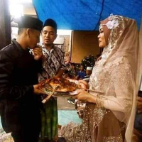 Padahal Sudah Ditawari Maskawin Uang dan Emas, Tapi Pengantin Ini Malah Menikah dengan Maskawin Ayam Bakar, Kades Sapai Kaget