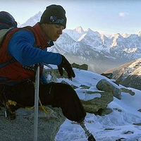 Meskipun Hanya Memiliki Satu Kaki, Charlie Linville Berhasil Mendaki Gunung Everest