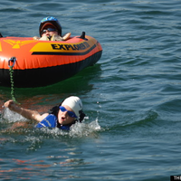 Mengharukan, Bocah 8 Tahun Ini Selesaikan Mini Triatlon dengan Membawa Adiknya yang Lumpuh