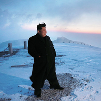 (FOTO) Kim Jong-Un 'On Top': 'Gaya' Sang Diktator Korut Kala Mendaki Gunung