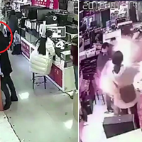 (VIDEO) Baterai iPhone Meledak di Toko, Gara-gara Pembeli Cek Keasliannya dengan Cara 'Konyol'