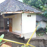 Kisah Miris Seorang Suami yang Istrinya Belum Lama Meninggal, Rumahnya Malah Terkena Longsor