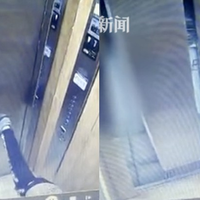 (Video) Sungguh Bocah Bertenaga Super, Hanya Lakukan Peregangan Kaki Ia Mampu Menjebol Pintu Lift