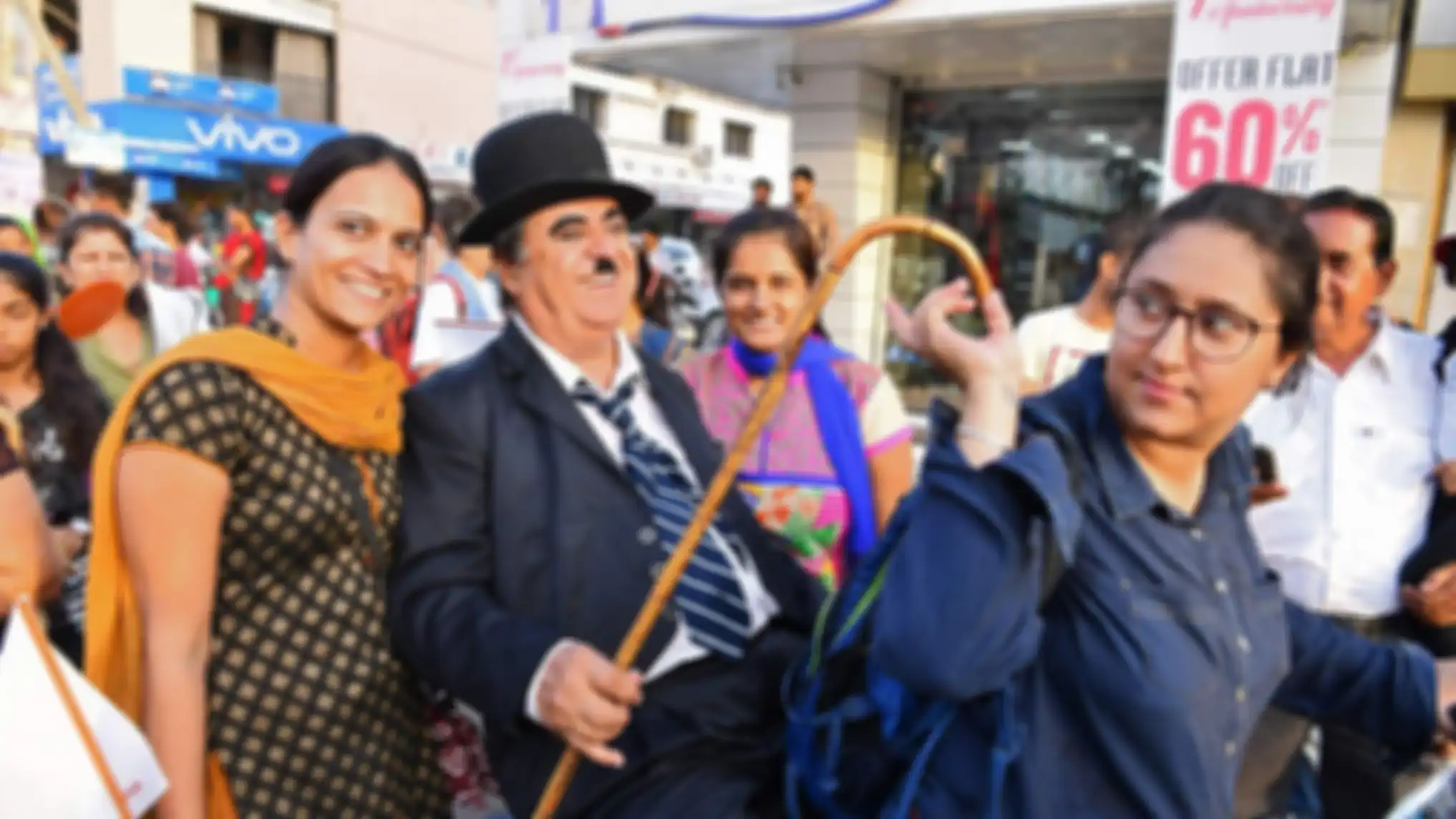 Warga berfoto bersama 'Charlie Chaplin'