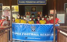Menyambut Natal, Papua Football Academy Lakukan Aksi Sosial Berbagi Kebahagiaan
