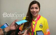 Presenter Cantik Ini Nikmati Euforia dan Animo Sepak Bola Indonesia