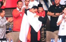 Momen Jokowi dan Prabowo Berpelukan Saat Asian Games 2018 Jadi Desain Jaket