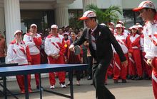 Presiden Jokowi dan Erick Tohir Main Pingpong di Pelepasan Kontingen SEA Games 2017