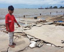 Layaknya Aditia, Bocah Berusia 12 Tahun Ini Telah 4 Kali Diterjang Ombak Tsunami Banten