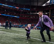 Kompak dengan Sang Putra, Conor McGregor Jadi Perhatian di Final Super Bowl 2019