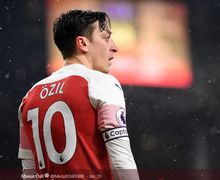 Momen Mesut Oezil Bikin Fan Arsenal yang Tunanetra Tersenyum Setelah Meraba Wajahnya