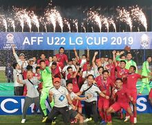 Saking Senangnya Juara, Bek Timnas U-22 Indonesia Ini Sampai Bawa Tidur Trofi Piala AFF U-22 2019