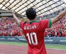 Timnya Berhasil Promosi, Ezra Walian Lakukan Selebrasi di Ruang Ganti Sambil Bawa Bendera Indonesia