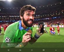 Cara Unik Alisson Becker Pamer Medali Juara Liga Champions pada Sang Istri