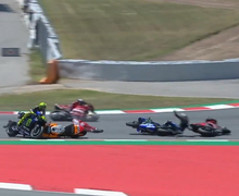 Video - Jorge Lorenzo Bikin Empat Pebalap Alami Crash di MotoGP Catalunya, Termasuk Valentino Rossi!