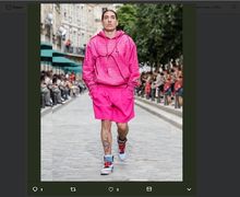 Pinky Boy! Gaya Hector Bellerin di Catwalk Paris Fashion Week