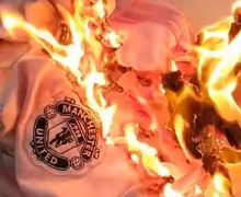 Kecewa dengan Petinggi Klub, Fans Bakar Jersey Manchester United