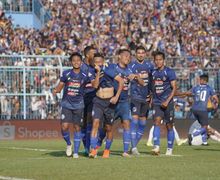 Arema FC Vs Borneo FC, Ribuan Pesawat Kertas Diterbangkan untuk Kenang BJ Habibie