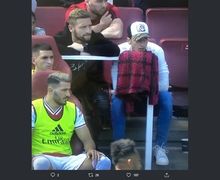 Mesut Oezil Mengantuk saat Menyaksikan Pertandingan Arsenal Vs Burnley di Stadion Emirates