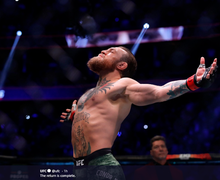 VIDEO - Refleks Cepat Conor McGregor Menyelamatkannya dari Insiden Ketampol Topi