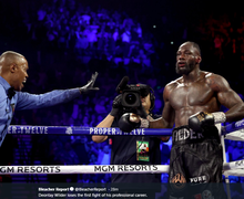 Teori Tak Terduga Pelatih, Deontay Wilder Kalah Karena Kostumnya Berat