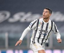 Main ke Tanah Barcelona, Cristiano Ronaldo Digeruduk Ratusan Penggemar di Depan Hotel
