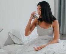 Stop Kebiasaan Minum Air Putih Sebelum Tidur! Bahayanya Tak Main-main