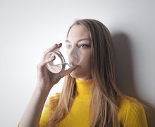Rutin Minum Air Setiap Bangun Tidur, Ini Manfaat yang Didapatkan