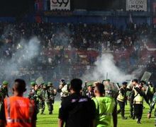 7 dari 11 Tembakan Gas Air Mata Diarahkan ke Tribun Stadion Kanjuruhan