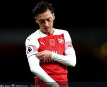 Mesut Oezil Kirim Banyak Hadiah kepada Bocah Penggembala Sapi yang Menulis Kata Ini Dibajunya