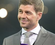 Legenda Liverpool Positif Covid-19, Steven Gerrard Pimpin Doa Bersama