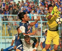 Video - Gol Berkelas Striker Tertukar Arema FC, Hamka Hamzah Kolongi Kiper Lawan