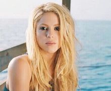 Begini Gaya Shakira Saat Pamerkan Desain Bikini Barunya