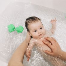 Telinga Bayi Kemasukan Air, Jangan Panik Dulu! Gunakan Tips Mudah Ini Saat Moms Memandikan Si Kecil