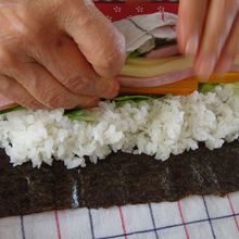 Cara Menggulung Sushi Tanpa Gulungan Bambunya, Gak Usah Beli Kalau Punya Barang ini