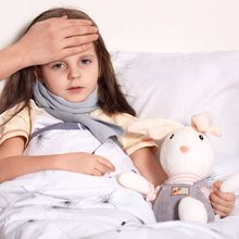 Air Hangat vs Air Dingin, Mana yang Lebih Baik untuk Mengompres Anak Demam?