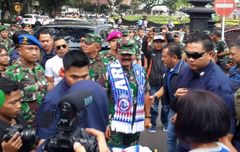 Aremania Sambut Kedatangan Panglima TNI di Malang, Ini Sebabnya