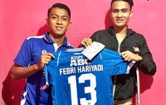 Febri Hariyadi Kunjungi Eks Pemain Persib U-17 yang Sedang Cedera