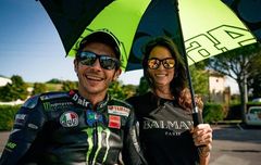 Bucin ke Pacar Jadi Penyebab Valentino Rossi Positif COVID-19?