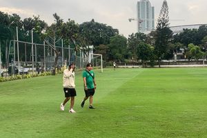 Frengky Missa Susul Latihan Timnas U-20 Indonesia Sambil Bawa Koper