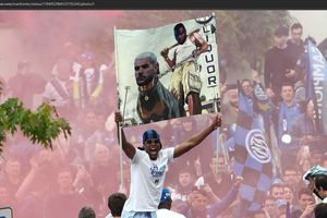 Gara-Gara Spanduk Nyeleneh Saat Inter Milan Parade Juara, Denzel Dumfries Siap-Siap Kena Batunya