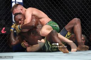 Penguasa Kelas Menengah UFC Sebut Duel Lawan Khamzat Chimaev Mulai Dibahas